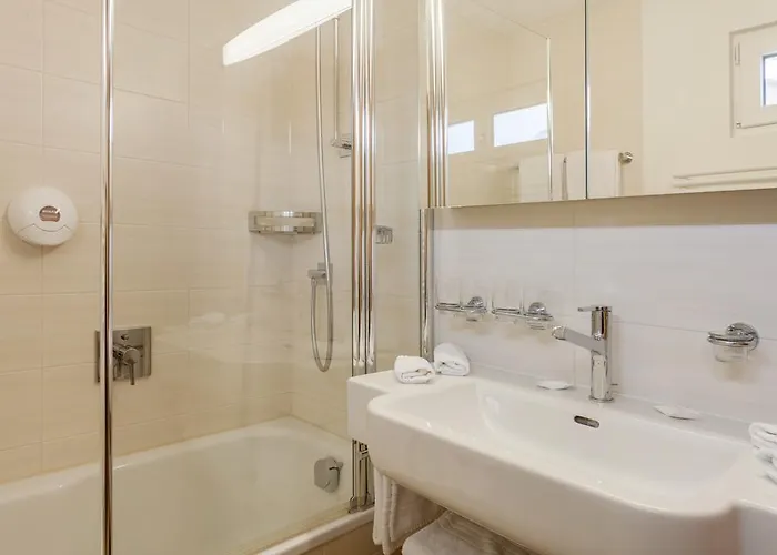 布里斯托尔酒店 3* 萨斯费